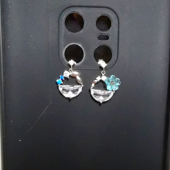 Orient zircon asymmetric earrings - Picture 2 of 6